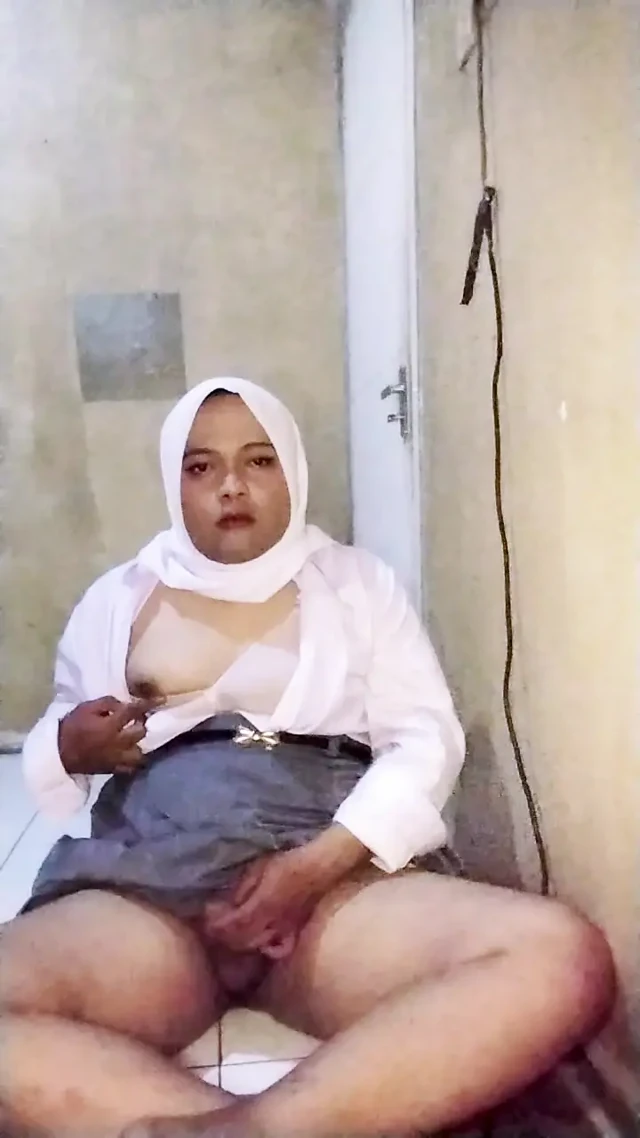 Hijab Waria Wears High School Uniform (Again), Fulfills Her Fans' Wild Fantasies