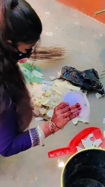 Волнующий момент из "Уборка пола жены дома и красивое шоу"