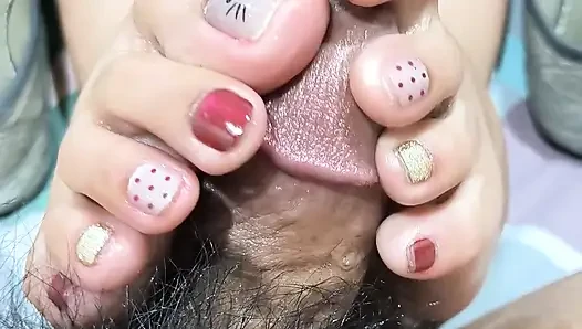 Acoletteyyy'nin dollshoes'tan taze bared ayakları yarak kafasını o kadar gıdıklıyor ki boşalmasından sonra onu sertçe boşalttı