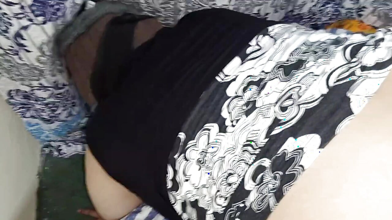 Hintli Arap iri güzel kadın anal seks Büyük götlü üvey anne yalınayak domaltarak anal sekste Hintli yarağı alıyor