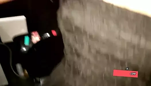 JAG KNULLADE PISSANDE TJEJ PA TOALETTEN PA FEST