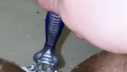 Kıllı amcığımı tıraş ediyorum