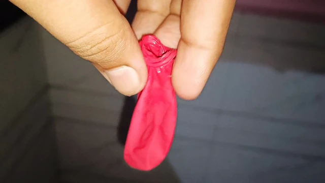 Büyük yarağıma bir topon giydim ve yumuşak kanepemi siktim. .