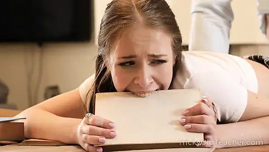 Yakışıklı öğretmen tatlı kızın ödevlerine ve amına yardım ediyor