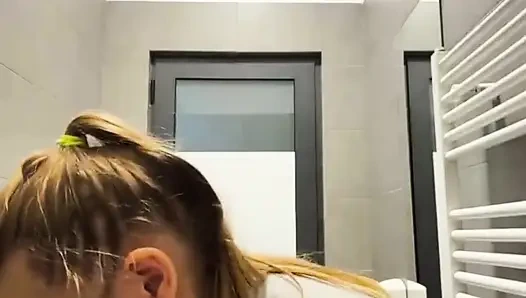 Amcığın içine boşalıyor. Herkesin içinde fışkırtıyor ve parmaklıyor