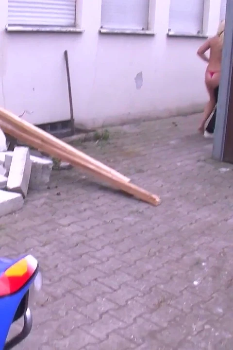 Doğal saçlı dövmeli sarışın Alman genç erkek avcısı ev hanımı kalın yarağa biniyor