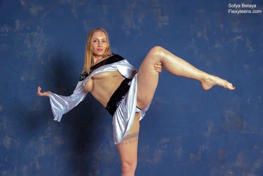 Büyük memeli Sofya Belaya ateşli bacaklarını yere açıyor