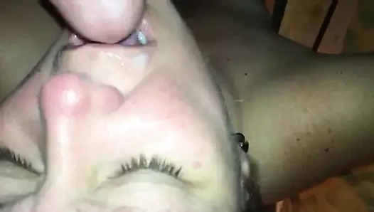 Cassie oldukça kötü bir horoz emiyor.