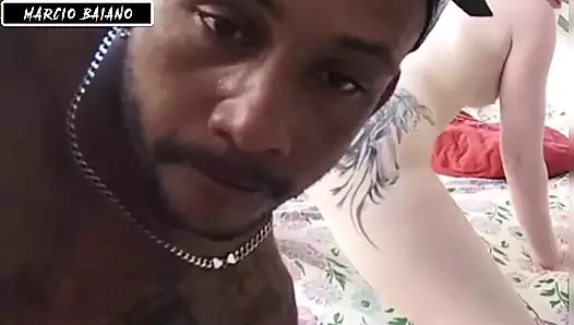 Sikimin üzerinde sallanıyor ve amcığımı emiyor