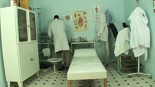 Doğal memeli ve tıraşlı amcıklı üniversite üniformalı ateşli seksi sarışın azgın doktorlar tarafından sikilmeyi seviyor