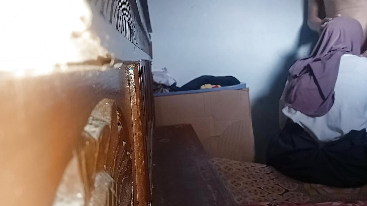 Üvey kuzenim baldızımın odasında oturuyordu.