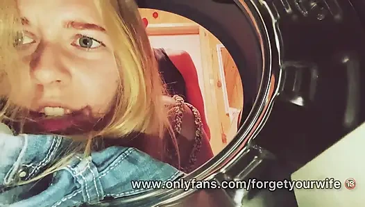 Tatlı kız çamaşır makinesine sıkıştı ve sert sikiliyor ve dölleniyor