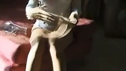 Naylon çorap ve topuklu giyen kuzgun güzellik