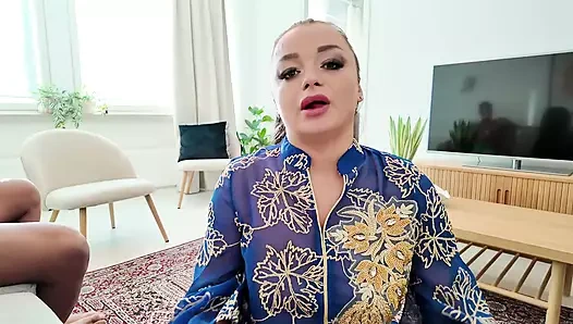 Arap kaltak evli kadın kocasının önünde büyük zenci yarağıyla sikişiyor