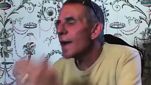 Büyük memeli orta yaşlı seksi kadın ve sevimli genç kız kanepede sikiliyor