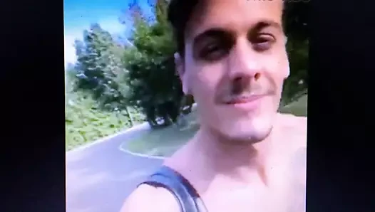 Yürüyüş dışarıda asılı asılı sallanan sarkık horoz seksi adam
