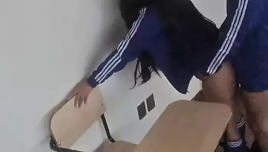 Kız öğrenci matematik dersinden sonra onu sikmemi söyledi, ödev için bana götünü veriyor bölüm 2