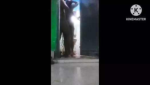 İri göğüslü üvey anne ve üvey oğluyla banyoda seks - çok iyi