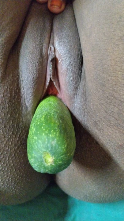 Güzel cline amımı kurtardı ve büyük salatalıkla mastürbasyon yapıyor