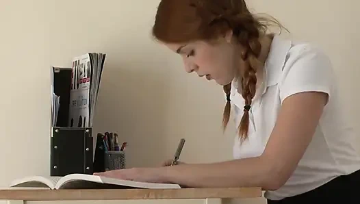 Słodka ruda nastolatka z college'u zerżnięta i dojona od kolesia BBC