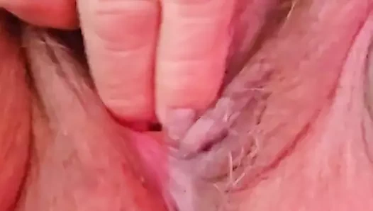 Büyük olgun üvey annemin ıslak kıllı amcığı ve sert klitorisiyle oynuyorum