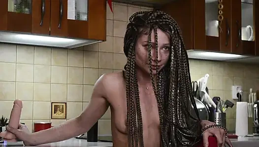 Spermin damladığı üçlü, sert ve ıslak vajinalar - lezbiyen tatlılar