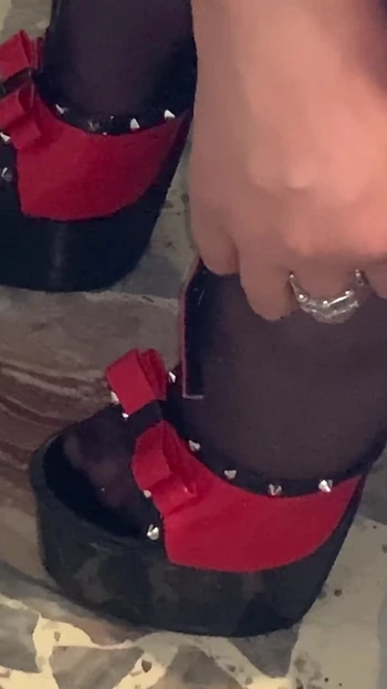 Фетиш на высоких каблуках в видео от первого лица