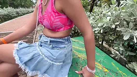 Sevimli Hintli teyze beni parkta umumi banyoda sikişmeye davet ediyor