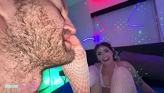 Minik Rhea neon yatak odası spirali için parti sonrası partiyi geride bırakıyor!