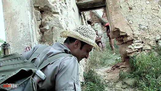 İki ateşli kızın götü sert üçlü sekste sikiliyor