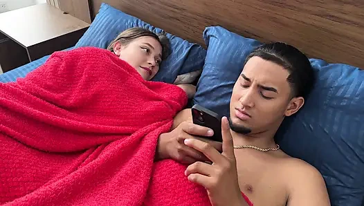 Küçük cüce üvey oğluyla yatağı paylaşmayı seven iri üvey anne, sonunda sütle dolup taşana kadar.