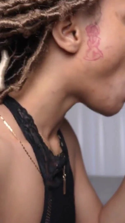 Siyah ince minyon tabanlarını gösteriyor ve onu emiyor | Klip 1