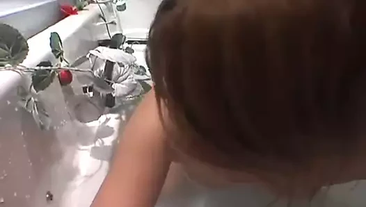Japon kız küvette osuruk