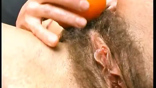 Kranke Hausfrau steckt sich alles rein was sie findet