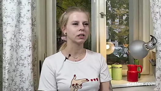 Ersties kız pixi kendini bir kalp şeklinde buttplug ile yapar