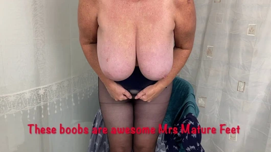 Mrs Mature Feet wearing big granny pants
