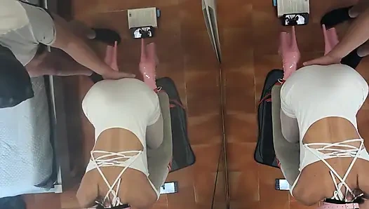 MILF bir sandalyeye bağlanıp ağzı ve vajinasını sikiştirdi