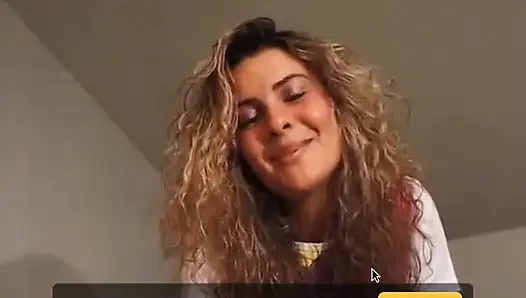 Muhteşem kıvırcık saçlı hatun solo videoda mastürbasyon yapıyor