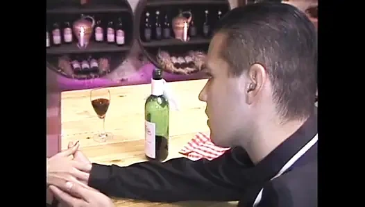 Restoranda sarışın sürtük garsona götünü siktiriyor