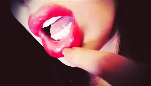 Büyük kırmızı dudaklarıma olan bağımlılığını büyüt! Ateşli ağzımla şehvet içinde olduğunu biliyorum!