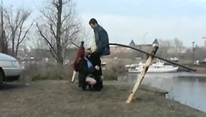 Kızıl saçlı öğrenci nehir kıyısında herkes için berbat