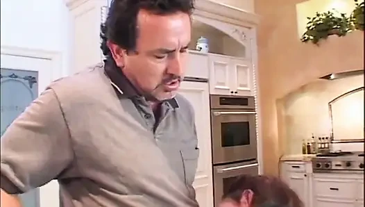 Kızıl saçlı büyük memeli göt mutfakta amcığını parmaklıyor
