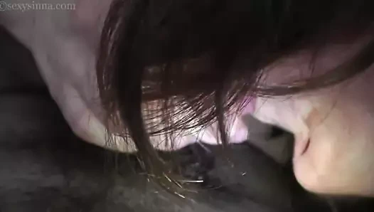 Genç çift eğlenceli seks ile ayak ve baştankara oyun unutulmuş prezervatif