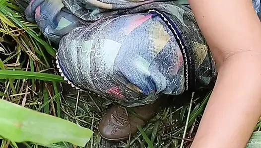 Gaon ki desi ladki ko sadi mein khet per domaltmalı Banakar munh mein land chuswa karke chod