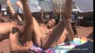 2 Jeunes Plottes Quebecoises se font Fourrer a la Piscine