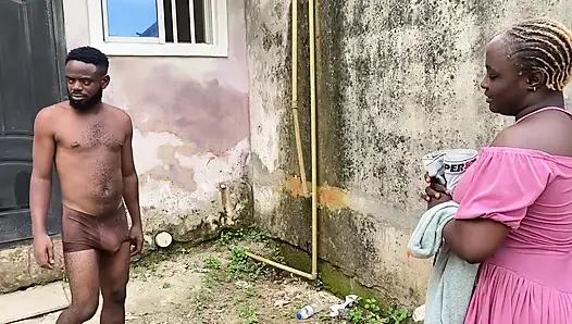 Sikimin amında olduğunu anlayamadan komşumun d ipine elbise koymasına yardım etmeye çalışıyorum