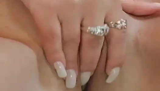 Sarışın hatun patlamalı orgazm için damlayan amını parmaklıyor