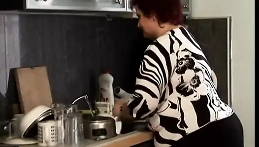 Bu olgun seksi sulu bebek biraz zevk verme yeteneğine sahip