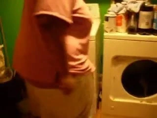 ev hanımı çamaşır yapıyor onu canavar kıçını gösterir