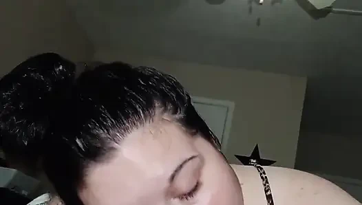 Pawg büyük zenci gırtlağına sokuyor